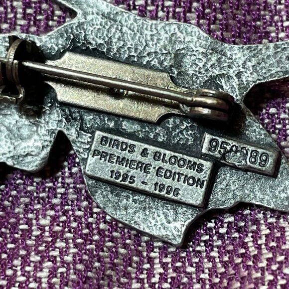 Hummingbird pin Birds and Blooms Premiere Edition Birds & Blooms Pewter Brooch - Picture 4 of 4